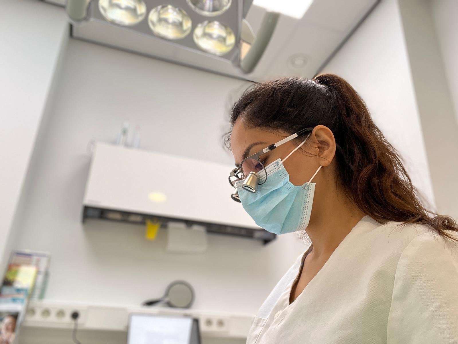 Mondhygiënist Hasina Bigzada aan het werk in de behandelkamer